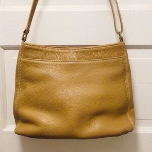VINTAGE COACH
Elegant Tan Leather Shoulder Bag